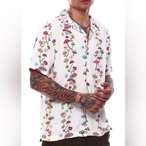 733. Fresh Prints of Bel Air Mushroom Print Men's Shirt. Size L